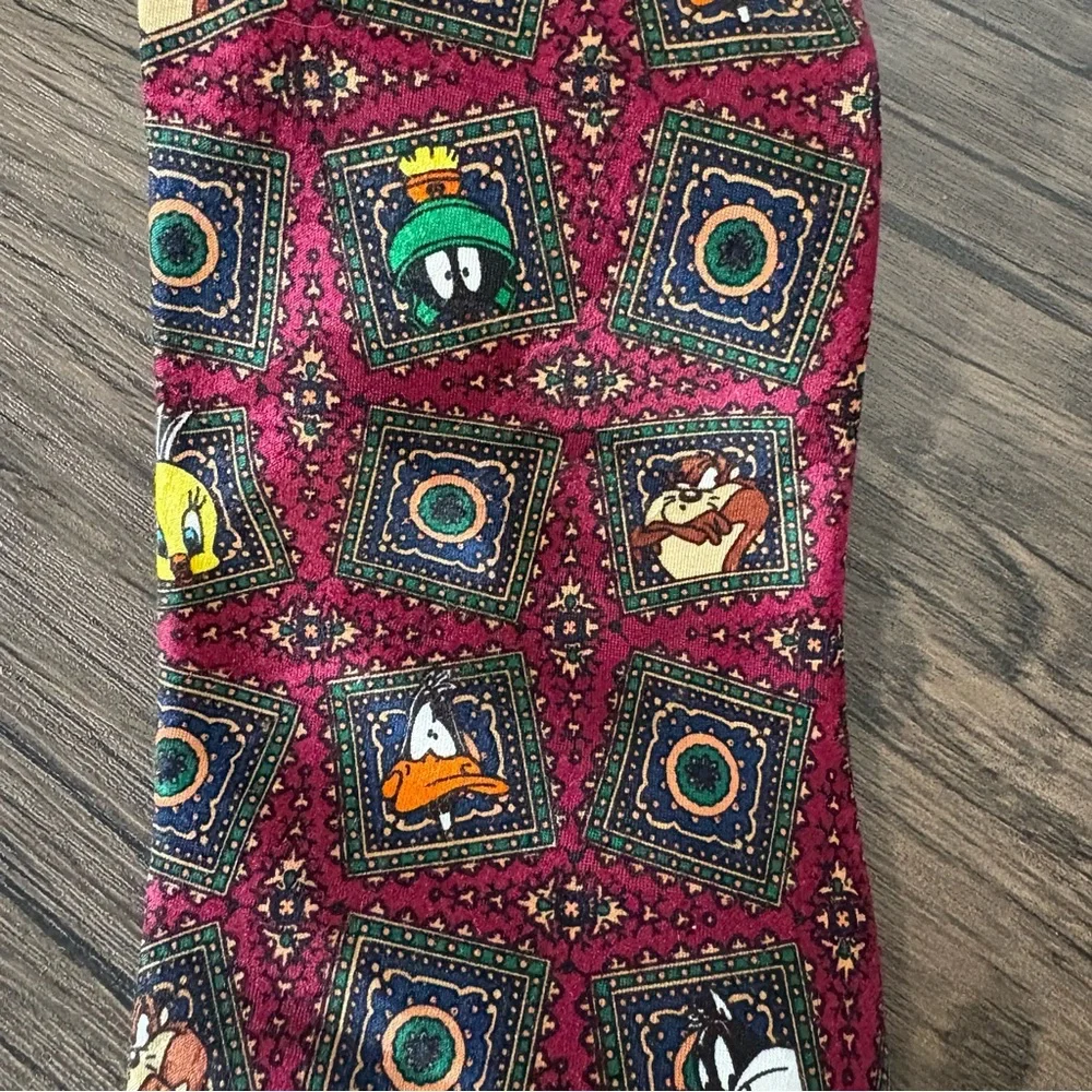 Vtg Looney Tunes Men’s‎ Tie 1994 Daffy Tweety Taz Bugs Marvin Sylvester Burgundy